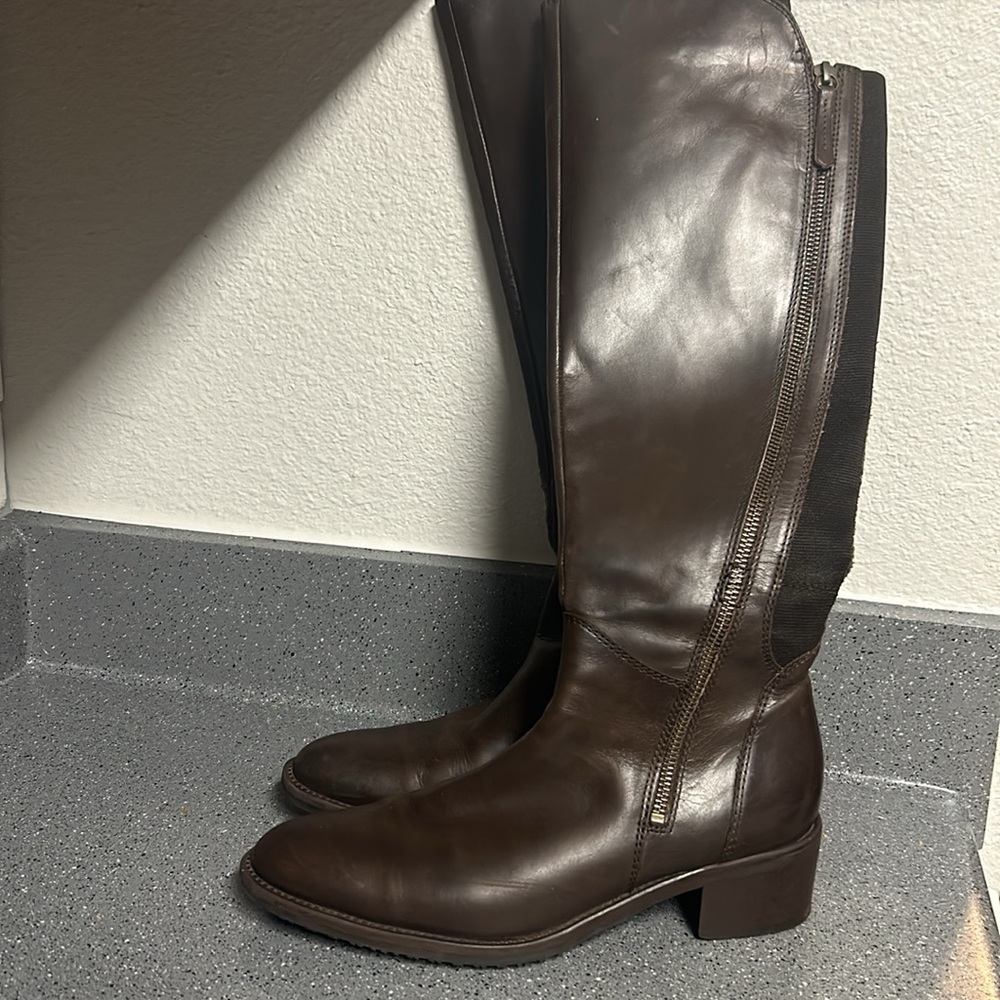 Clark’s Artisan low heel boot size 8